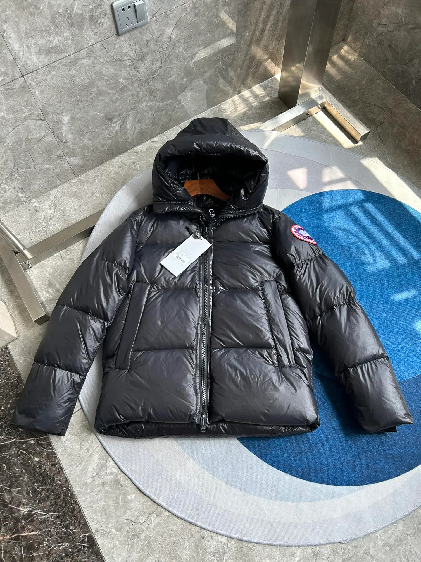 P820 ​​Black Red Label Style No.: Y111 𝘾𝘼𝙉𝘼𝘿𝘼 𝙂𝙊𝙊𝙎𝙀/Canada Goose 2023 Limited New Crofton Puff Down Jacket Pure Guangzhou Inspection 80 White Duck Down Filling‼  Top version, ceiling level‼ Crofton soft bread, the latest style in 2023, has a cold protection effect of up to level 4. It is made of recycled Feather-Light tear-resistant fabric. It is ultra-light and has no weight on the upper body at all! The unique black label highlights your temperament‼  Canada Goose, a Canadian brand, has always been recognized as the warmest down jacket. Various Instagram celebrities, Internet celebrities, and celebrities often wear it for street photos. I do Canada Goose every year, but I still can’t get rid of my love for geese. No matter how cold the winter is, there is no need to be afraid, because there are geese! Filled with 80% white duck down, Canada Goose is the legendary warmest down jacket and is known as a must-have for Arctic outdoor sports! The most popular down jacket in the world, celebrities are rushing to buy it, it is a must-have! Same style for men and women Size: S~XXL